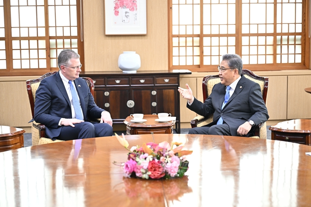 South Korean Foreign Minister Park Jin (right) speaks with Daniel Kritenbrink, the US assistant secretary of state for East Asian and Pacific affairs, at his Seoul office on Friday. (Ministry of Foreign Affairs)