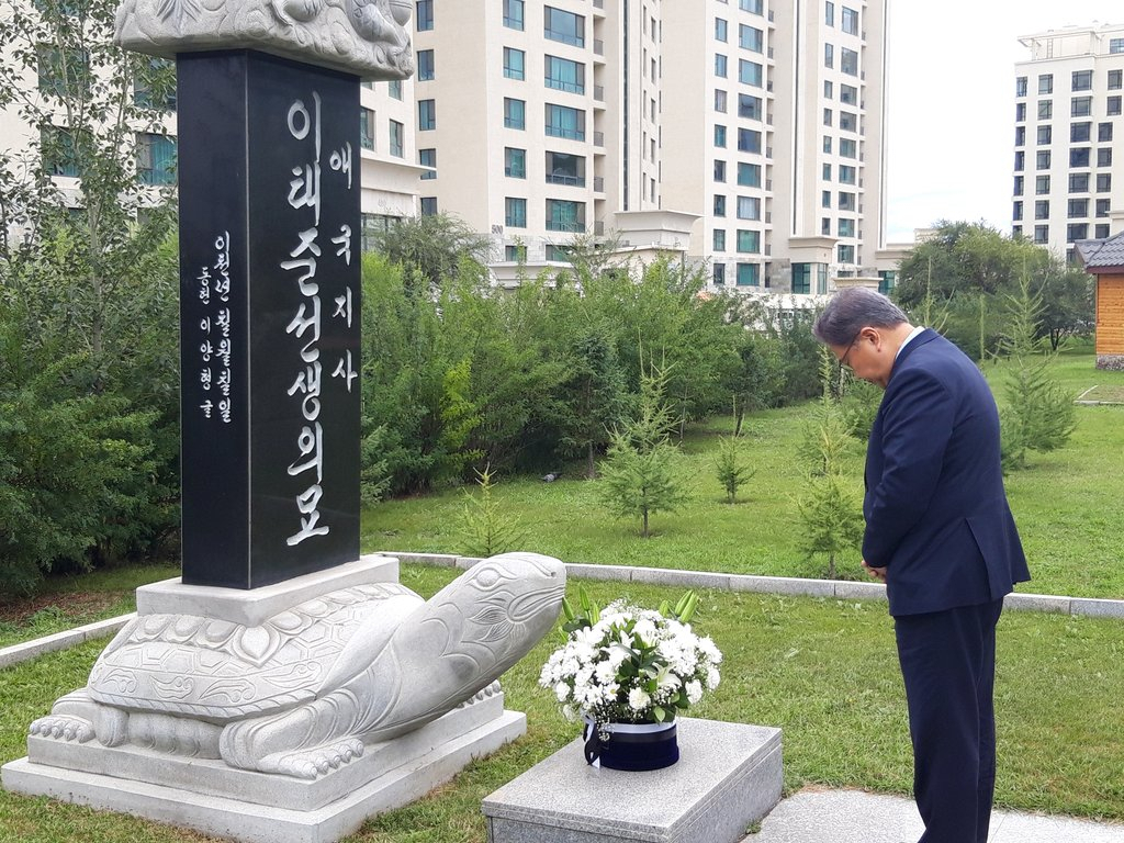 Foreign Minister Park Jin pays his respect at a commemorative park honoring South Korean independence fighter Lee Tae-joon in Ulaanbaatar on Sunday. (Yonhap)