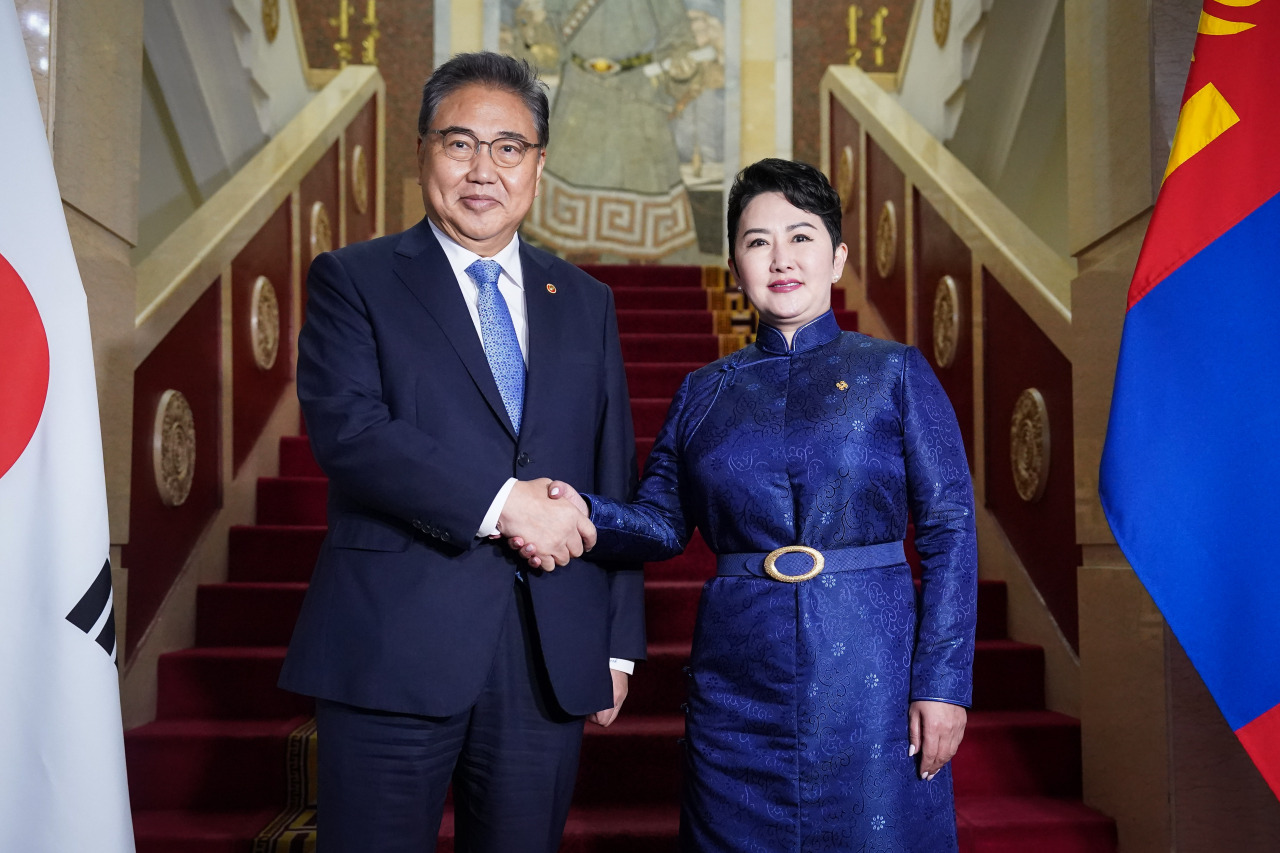 South Korean Foreign Minister Park Jin shakes hands with his Mongolian counterpart Batmunkh Battsetseg in the bilateral meeting held in Ulaanbaatar, Mongolia, Monday. (Ministry of Foreign Affairs)