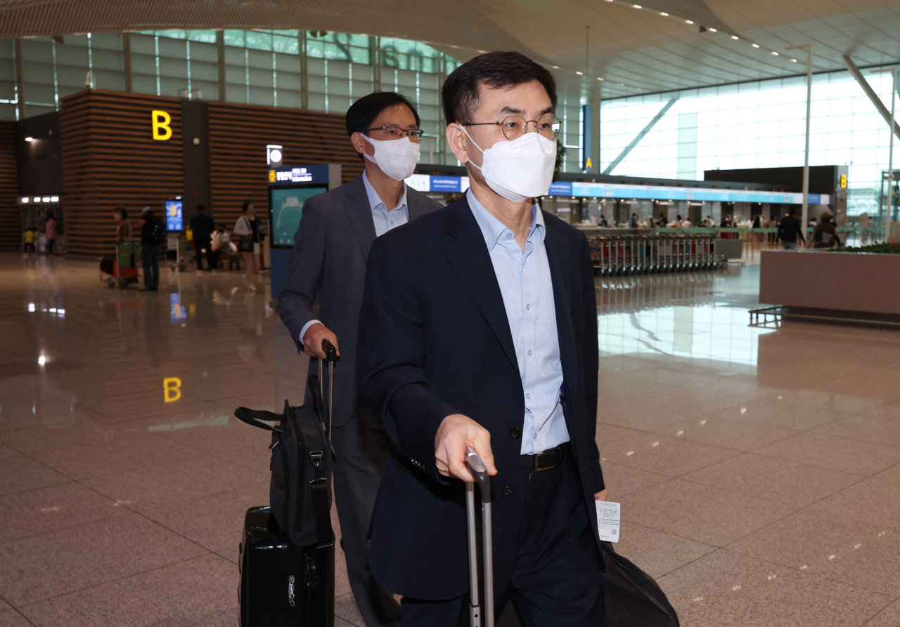 An Sung-il, head of the trade ministry's new trade order strategic bureau, arrives at Incheon International Airport, west of Seoul on Monday, to head for the United States to convey the South Korean government and businesses' concerns over the recently signed US Inflation Reduction Act to the US government. (Yonhap)