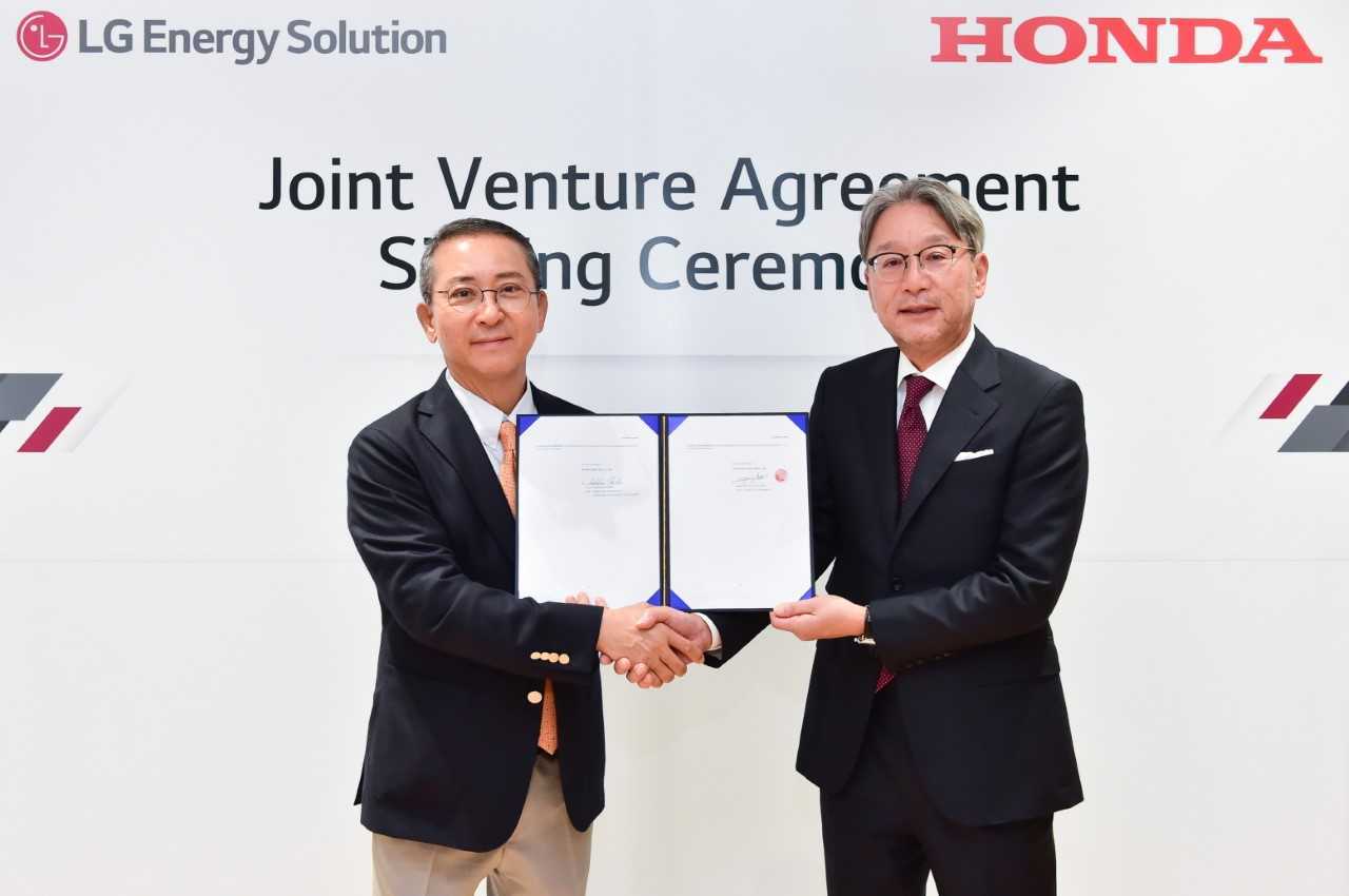 LG Energy Solution CEO Kwon Young-soo (left) and Honda CEO Toshihiro Mibe shake hands after a signing ceremony for their new joint venture deal at the battery maker's headquarters in Seoul on Monday. (LG Energy Solution)