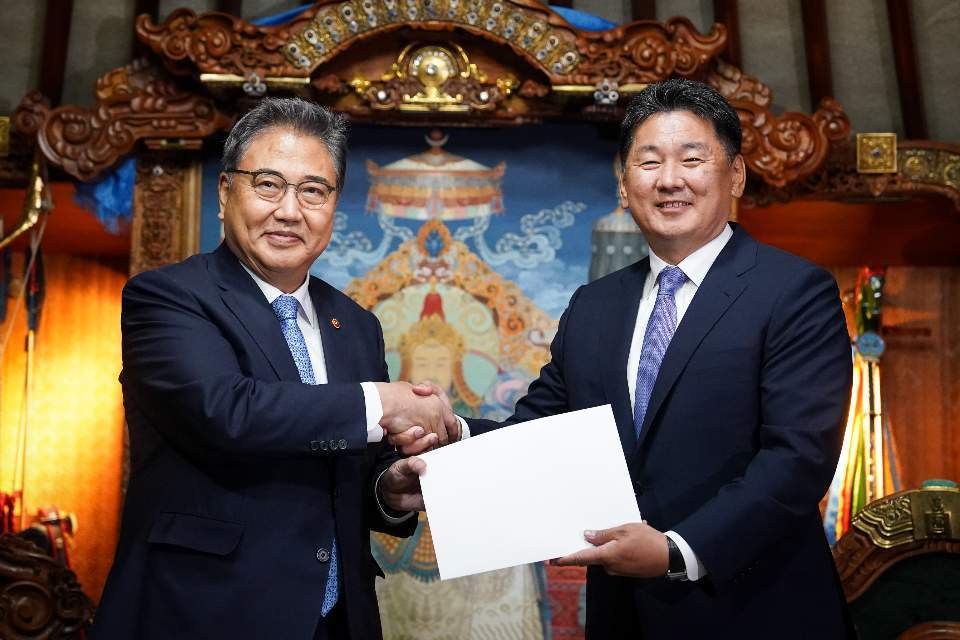 South Korean Foreign Minister Park Jin shakes hands with Mongolian President Khurelsukh Ukhnaa on Monday afternoon, after delivering a handwritten letter from South Korean President Yoon Suk-yeol during his courtesy call in Ulaanbaatar, Mongolia, Monday. (Ministry of Foreign Affairs)