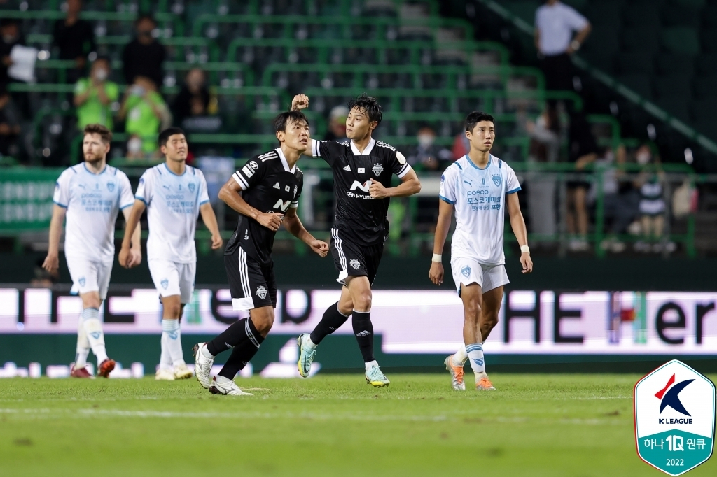 Paik Seung-ho of Jeonbuk Hyundai Motors (C) celebrates his penalty goal against Pohang Steelers during the clubs' K League 1 match at Jeonju World Cup Stadium in Jeonju, around 200 kilometers south of Seoul, on Monday, in this photo provided by the Korea Professional Football League. (Korea Professional Football League)