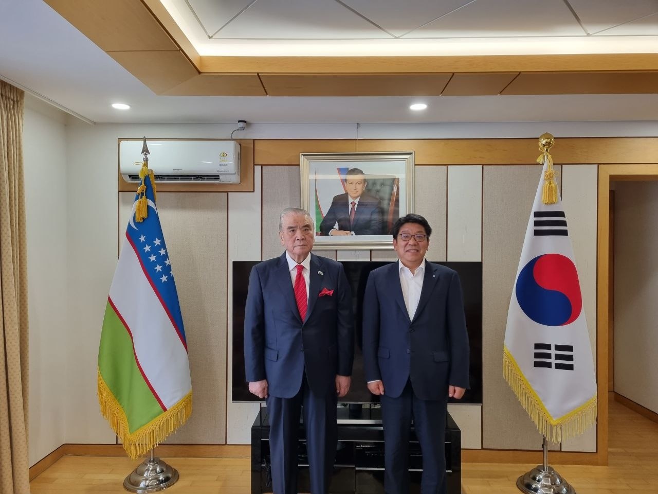 Uzbekistan Ambassador to Korea Vitaly Fen poses with The Korea Herald CEO Choi Jin-young at his residence in Seoul on Aug. 10. (Embassy of Uzbekistan)