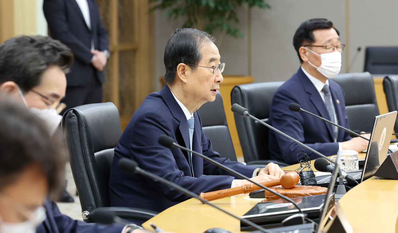 Prime Minister Han Duck-soo speaks at a Cabinet meeting in Seoul on Tuesday. (Yonhap)