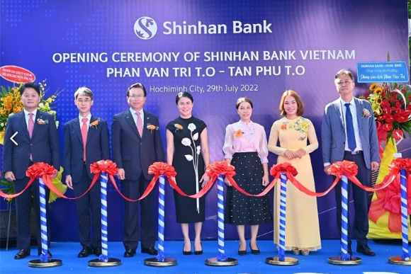 An event celebrating Shinhan Bank Vietnam`s Phan Van Tri branch on Aug. 29. (Shinhan Bank)
