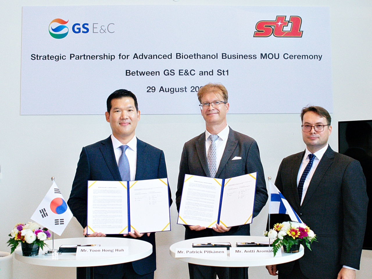 GS E＆C President Huh Yoon-hong (left), Patrick Pitkanen (center) and Antti Aromaki pose for a photo after signing a memorandum of understanding for technological cooperation on Monday in Bangkok. (GS E&C)