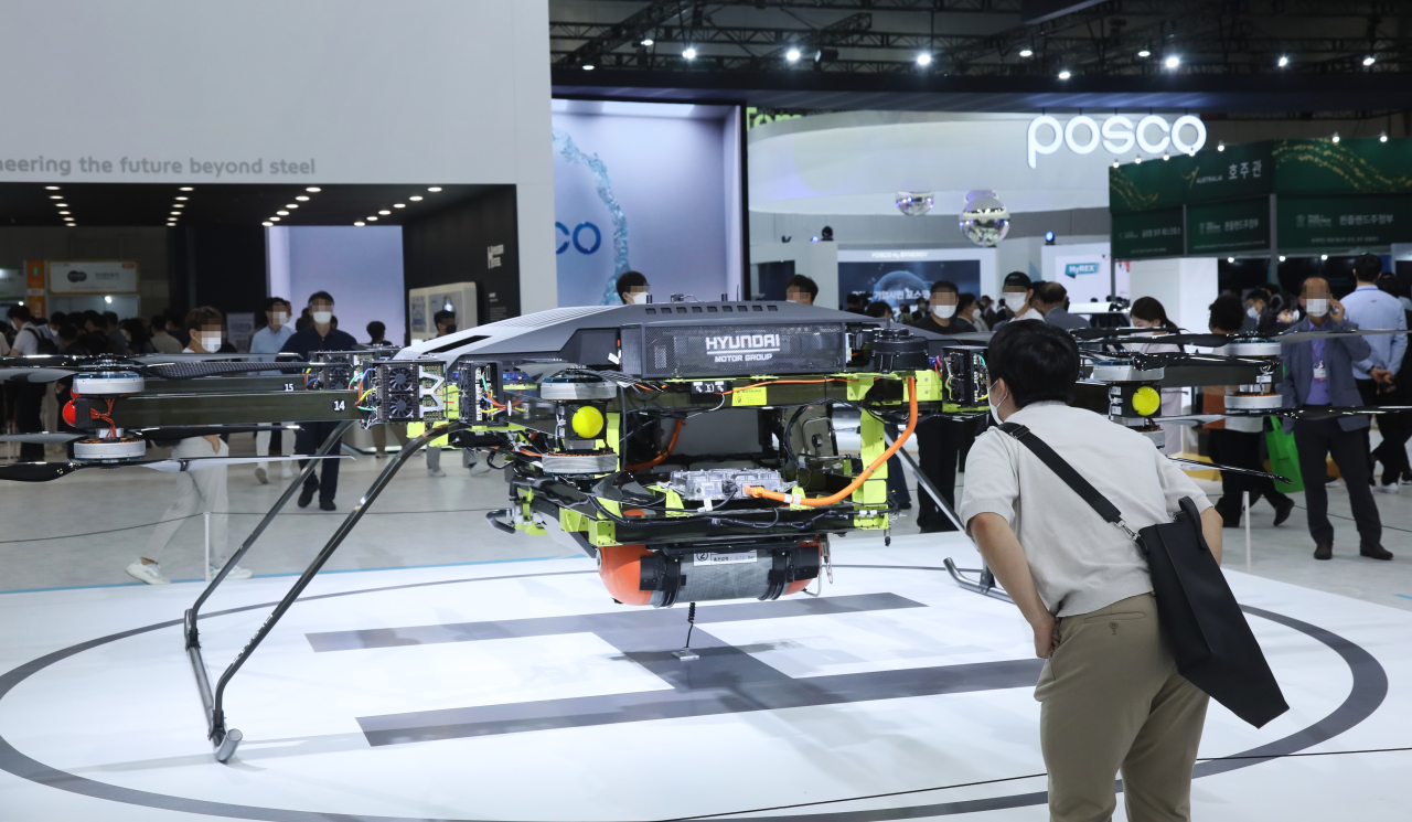 Visitors watch a hydrogen fuel cell drone designed by Hyundai Motor Group at the H2 MEET 2022 held at KINTEX in Goyang, Gyeonggi Province, Wednesday. (Yonhap)