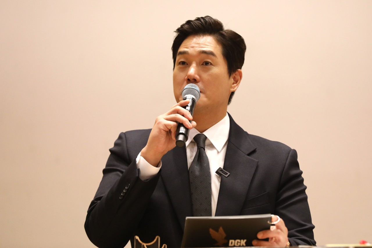 Yoo Ji-tae hosts an event jointly organized by the DGK and Yoo Jung-ju, a lawmaker of the Democratic Party of Korea, at the National Assembly Members' Office Building on Wednesday. (Yonhap)