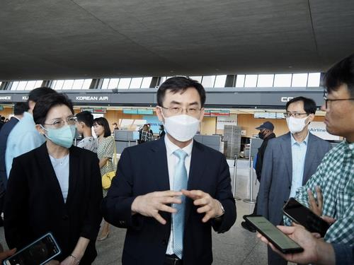 Deputy Trade Minister Ahn Sung-il (C) speaks to reporters at Washington Dulles International Airport on Wednesday before heading home after a three-day visit to the US. (Yonhap)