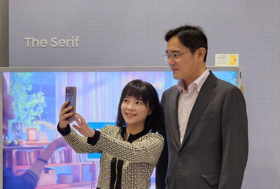 Samsung Electronics Co. Vice Chairman Lee Jae-yong (R) takes a selfie with an employee during a visit to the tech giant's campus in Suwon, 34 kilometers south of Seoul, on Monday, in this photo provided by the company. (Samsung Electronics Co.)