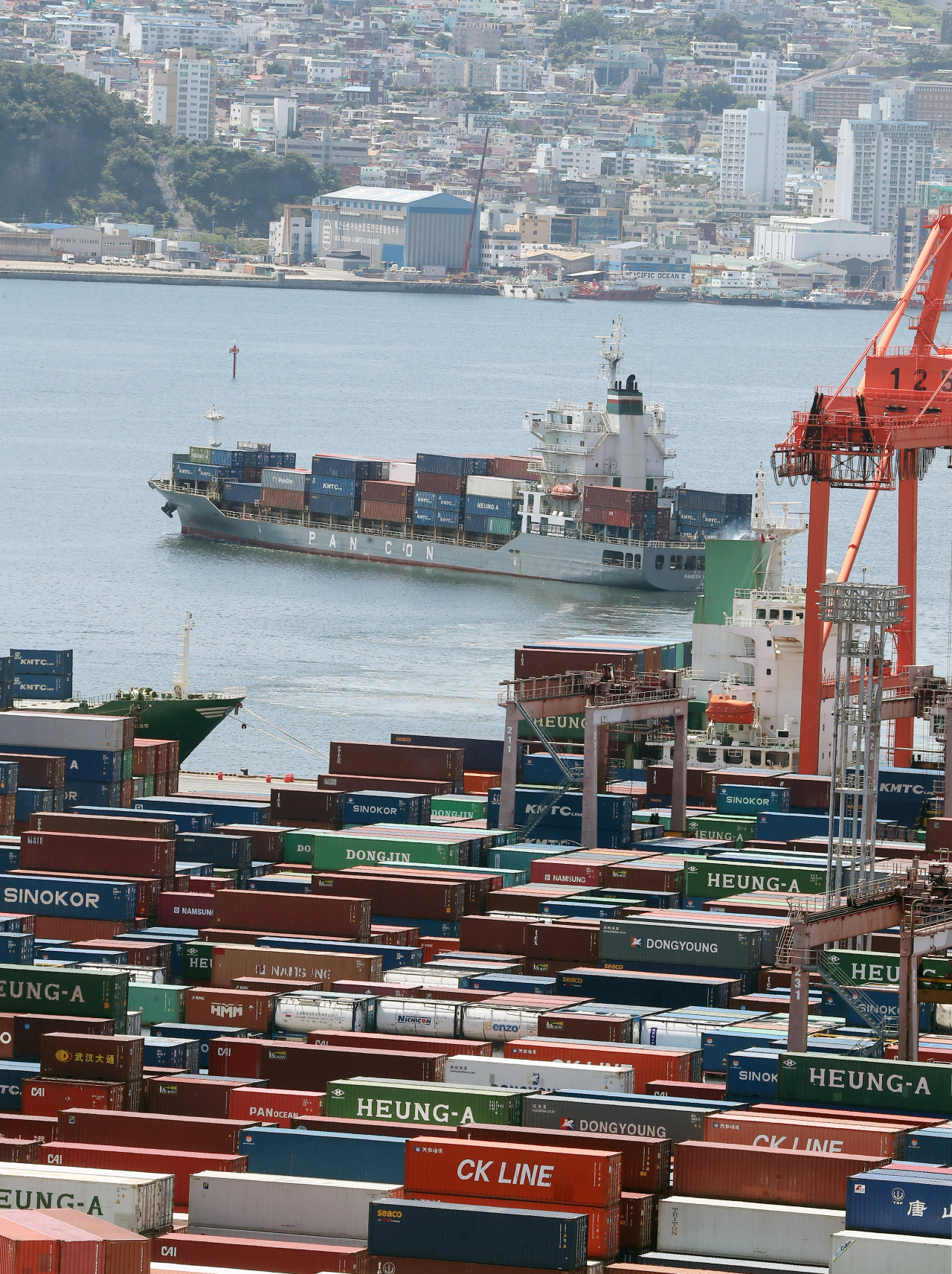 A container ship sails from a port in South Korea's largest port city of Busan, last Monday. South Korea's exports rose 3.9 percent on-year in the first 20 days of August on robust demand for petroleum products and autos, but the country saw its trade deficit widen on soaring fuel costs, according to data from the Korea Customs Service. (Yonhap)