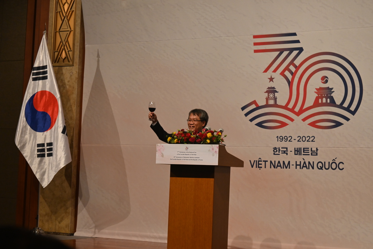 Vietnamese Ambassador to South Korea Nguyen Vu Tung proposes a toast at an event to mark his country’s 77th Independence Day and 30th anniversary of Vietnam-Korea diplomatic relations at Lotte Hotel, Seoul, Friday. (Sanjay Kumar/The Korea Herald).