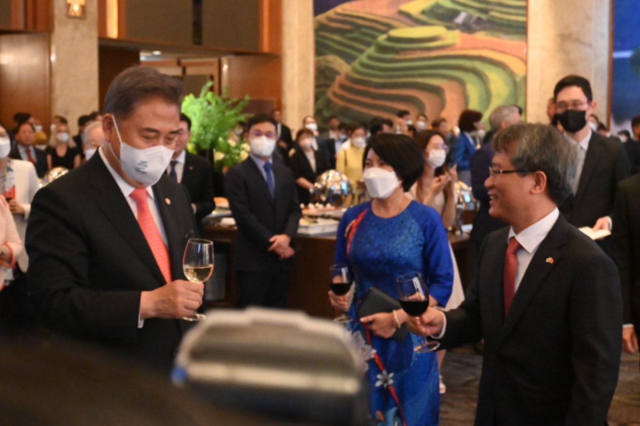South Korean Foreign Minister Park Jin and Vietnamese Ambassador to South Korea exchange greetings at the 77th Independence Day and 30th anniversary of Vietnam-Korea diplomatic relations at Lotte Hotel, Seoul, Friday. (Sanjay Kumar/The Korea Herald).
