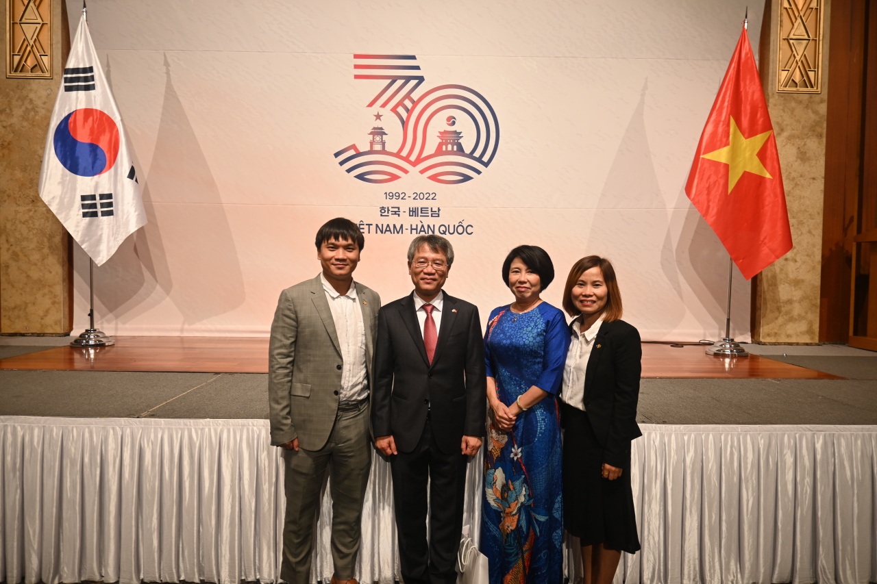 Vietnamese nationals exchange greetings with Vietnamese Ambassador to Korea at Vietnam’s 77th Independence Day and 30th anniversary of Vietnam-Korea diplomatic at Lotte Hotel, Seoul, Friday. (Sanjay Kumar/The Korea Herald)