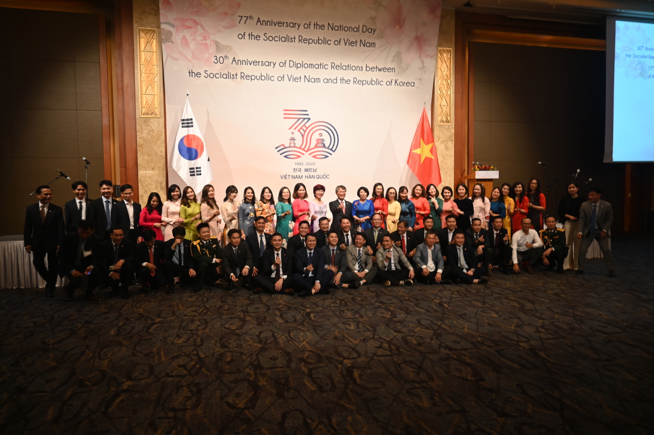 Vietnamese nationals and guests pose for group photo with Vietnamese Ambassador to Korea at Vietnam’s 77th Independence Day and 30th anniversary of Vietnam-Korea diplomatic at Lotte Hotel, Seoul, Friday. (Sanjay Kumar/The Korea Herald).