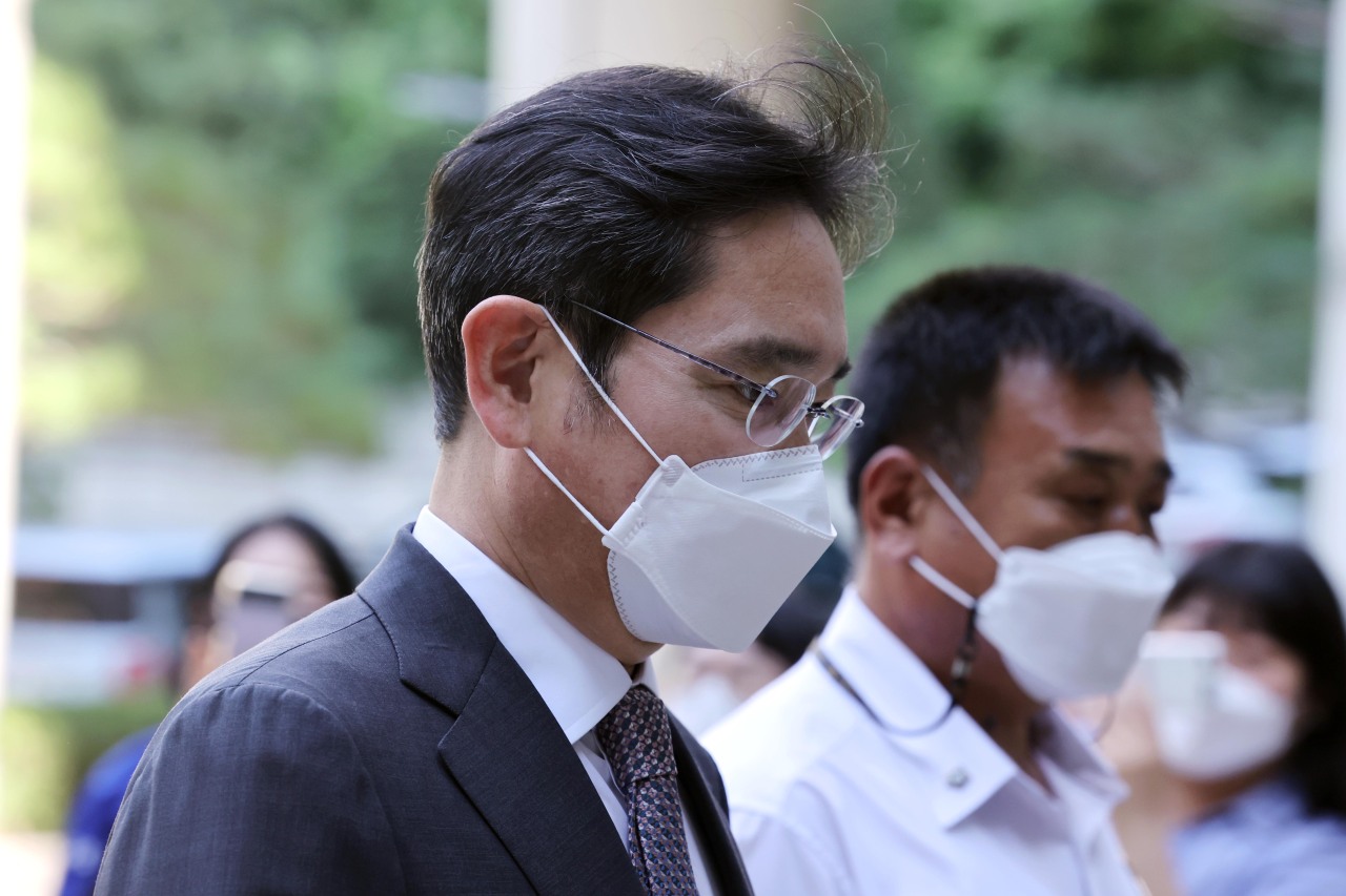 Samsung Vice Chairman Lee Jae-yong is on his way to Seoul Central District Court in Seocho-gu, Seoul for a trial in a separate accounting fraud case involving the merger of Samsung affiliates on Thursday. (Yonhap)