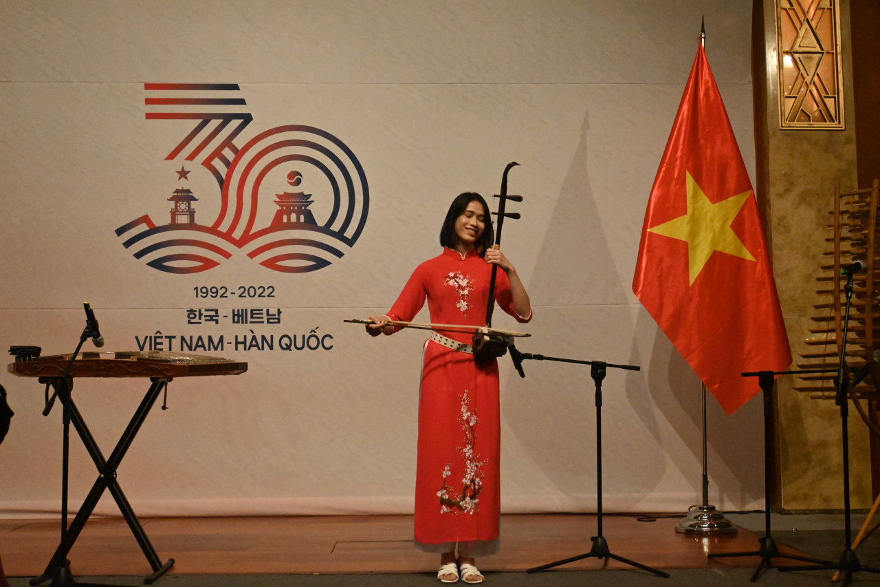 A Vietnamese artist performs a traditional song during the reception of Vietnam’s 77th Independence Day and 30th anniversary of Vietnam-Korea diplomatic at Lotte Hotel, Seoul, Friday. (Sanjay Kumar/The Korea Herald).