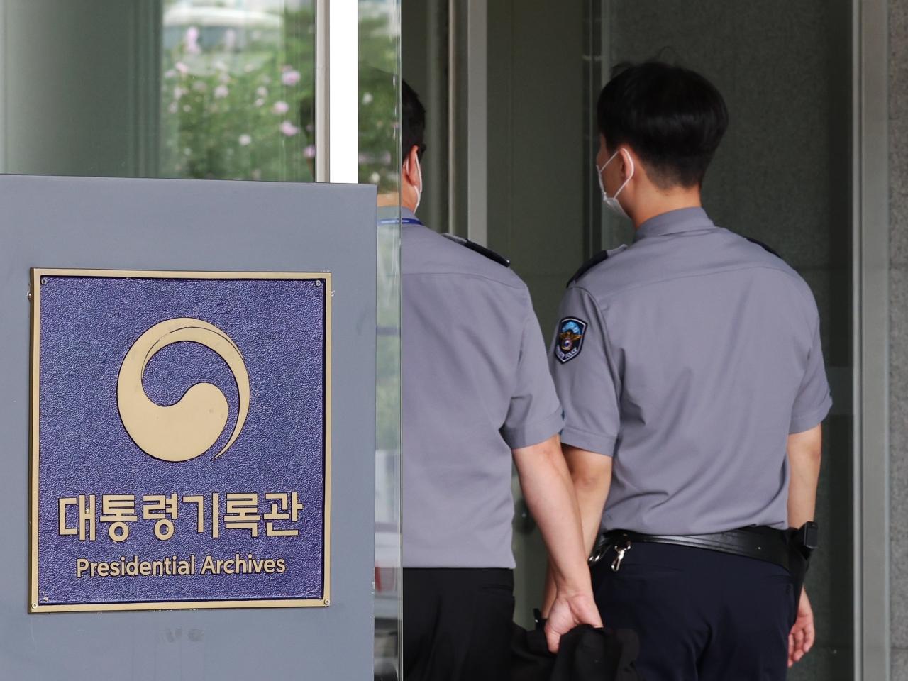 Prosecutors on Thursday searched the Presidential Archive building in Sejong in an investigation into the slain Ministry of Oceans and Fisheries official case. (Yonhap)