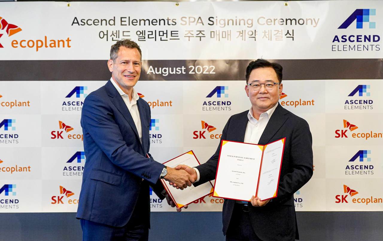 SK ecoplant CEO Park Kyung-il (right) and Ascend Elements CEO Michael O'Kronley pose for a photo after signing a deal at SK ecoplant’s US headquarters on Wednesday. (SK ecoplant)