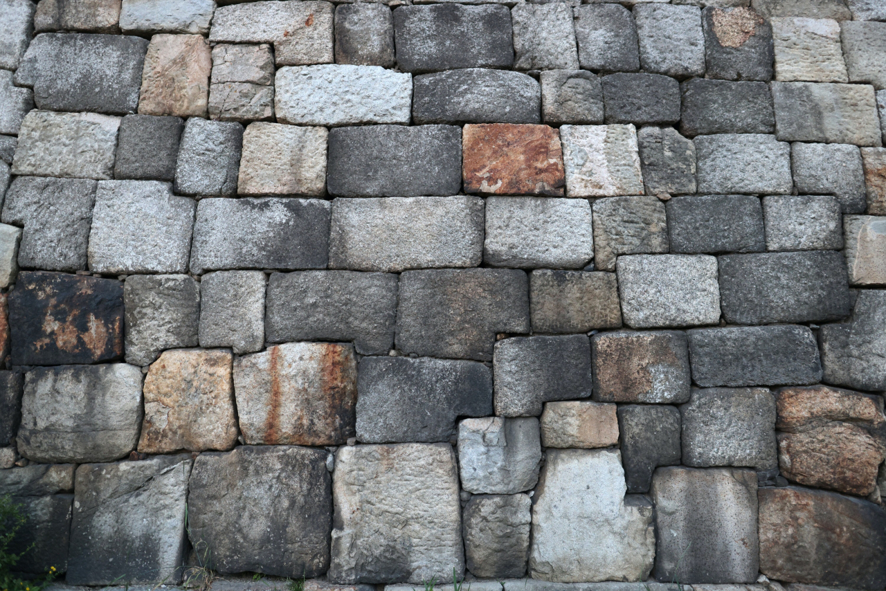 Precise stonework of granite stone walls is evident at the Suwon Hwaseong Fortress in Suwon, Gyeonggi Province.Photo © Hyungwon Kang