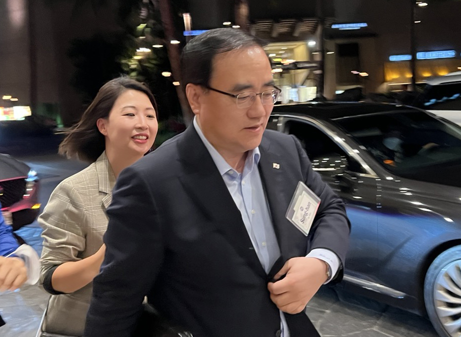 South Korean National Security Adviser Kim Sung-han arrives at his hotel in Honolulu on Wednesday, after holding bilateral talks with his US and Japanese counterparts, Jake Sullivan and Takeo Akiba, respectively. (Yonhap)