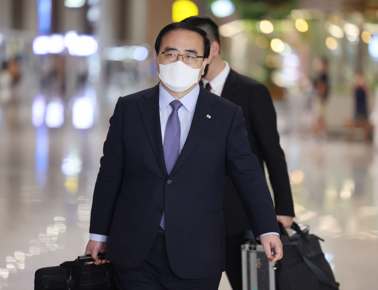 National Security Adviser Kim Sung-han leaves for Hawaii at Incheon International Airport, west of Seoul, on Wednesday, to attend a meeting with his US and Japanese counterparts, Jake Sullivan and Takeo Akiba, respectively. (Yonhap)