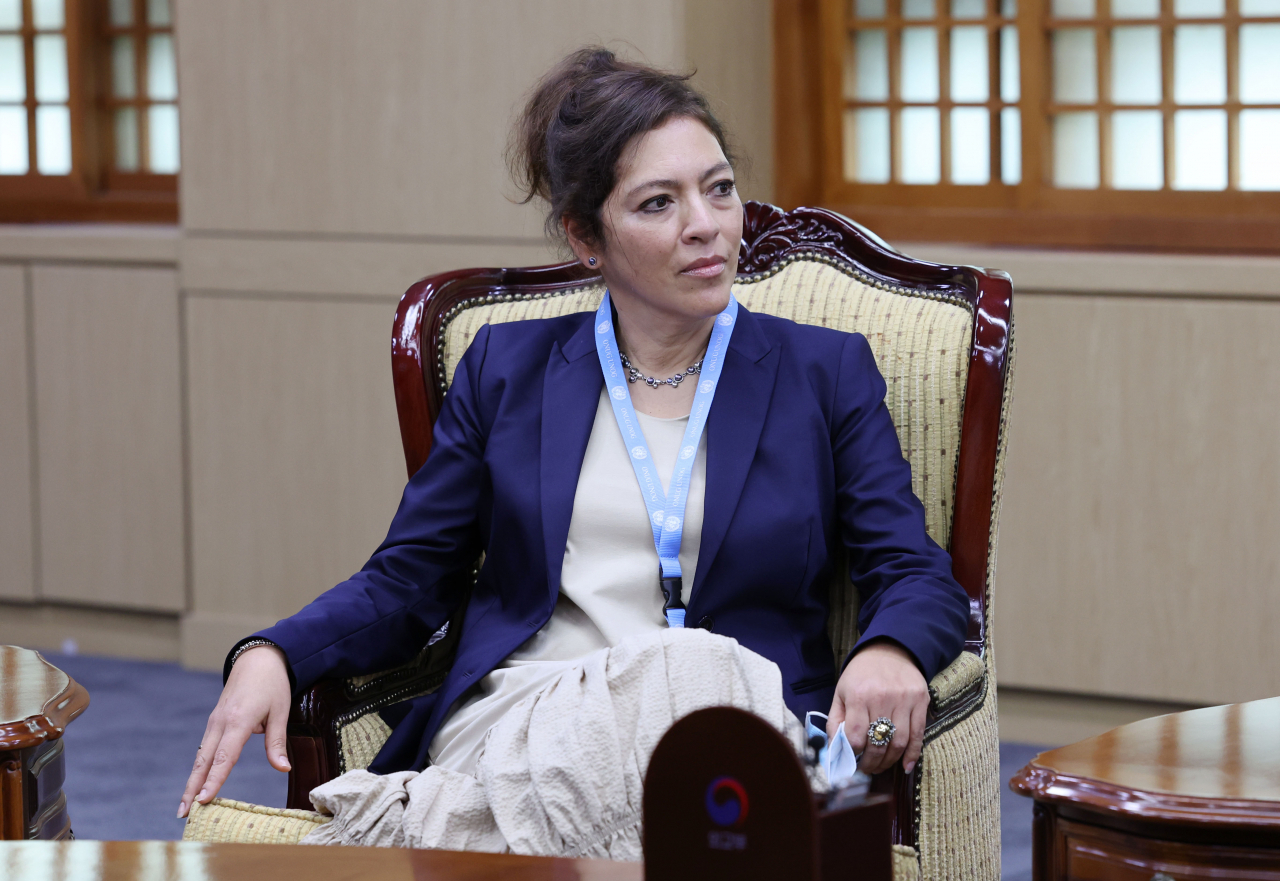 This photo taken Wednesday, shows Elizabeth Salmon during her meeting with Foreign Minister Park Jin at the foreign ministry in central Seoul. (Yonhap)