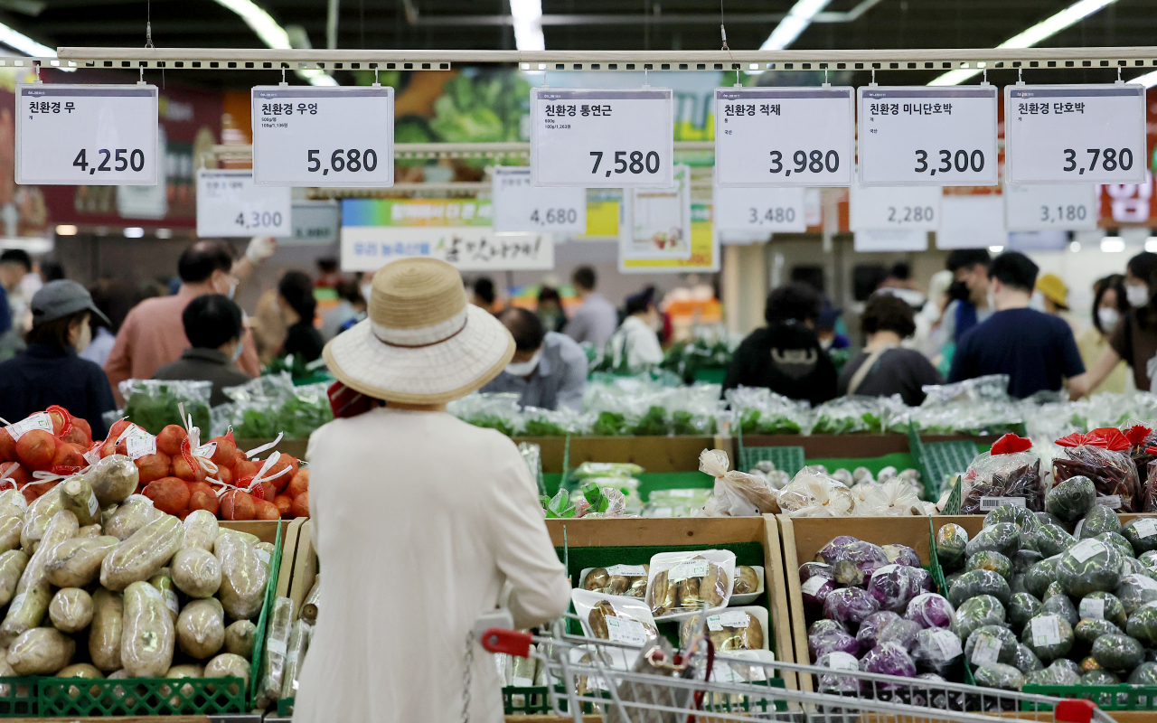 Citizens shop for vegetables at a discount store in Seoul last Sunday. (Yonhap)