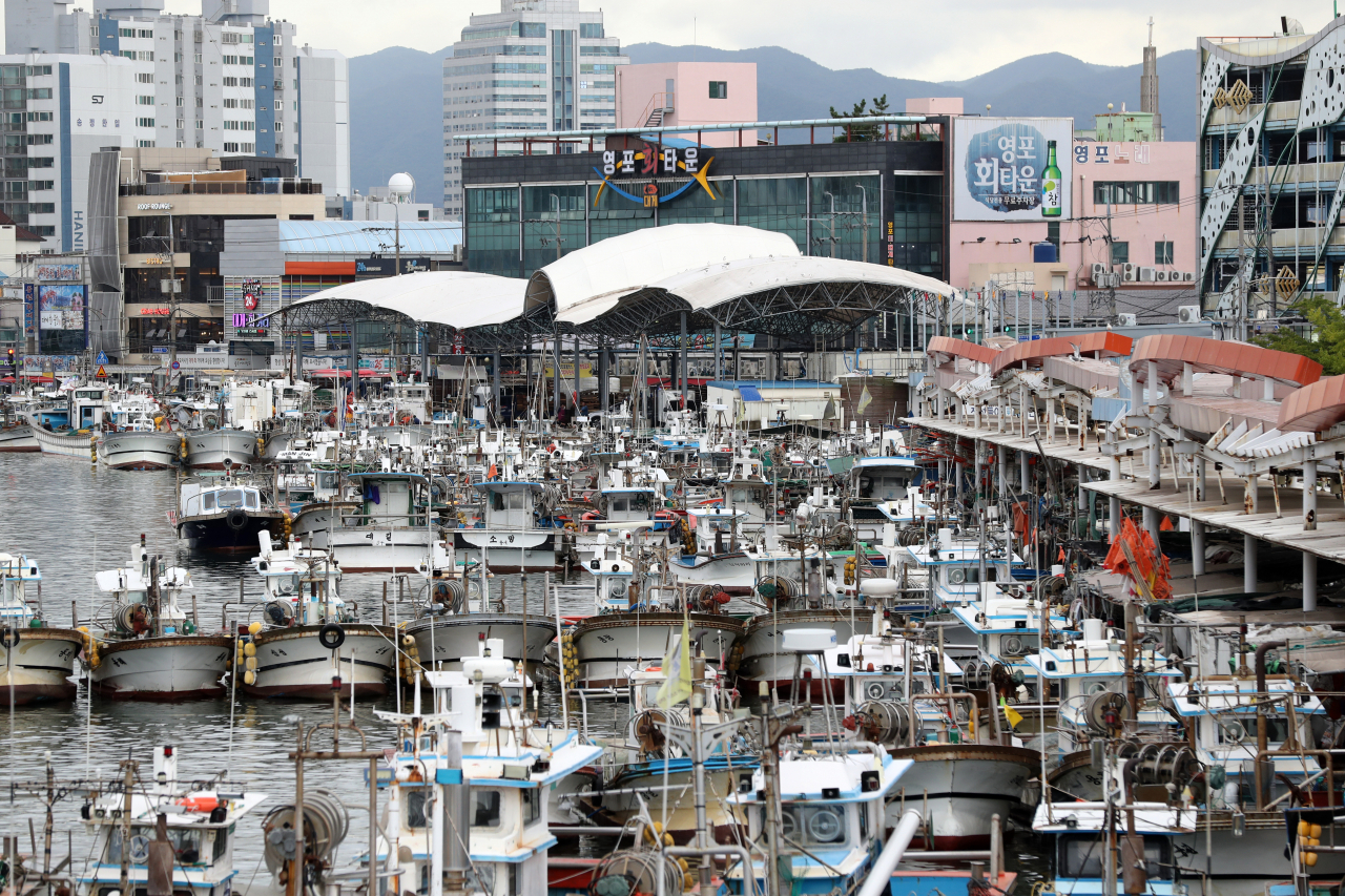 Fishing boats are docked at a port in Pohang, 374 kilometers southeast of Seoul, on Thursday, as the super strong Typhoon Hinnamnor approaches the Korean Peninsula. Hinnamnor is forecast to reach the sea 70 km south of Jeju's southern port city of Seogwipo next Thursday, according to the state weather agency. (Yonhap)