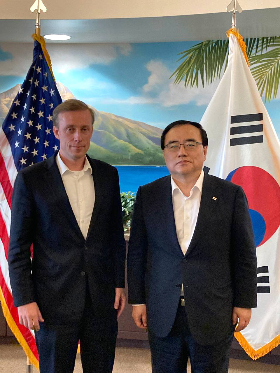 South Korea’s National Security Advisor Kim Sung-han (right) pose with US National Security Advisor Jake Sullivan in Honolulu, Hawaii on Thursday. (Yonhap)