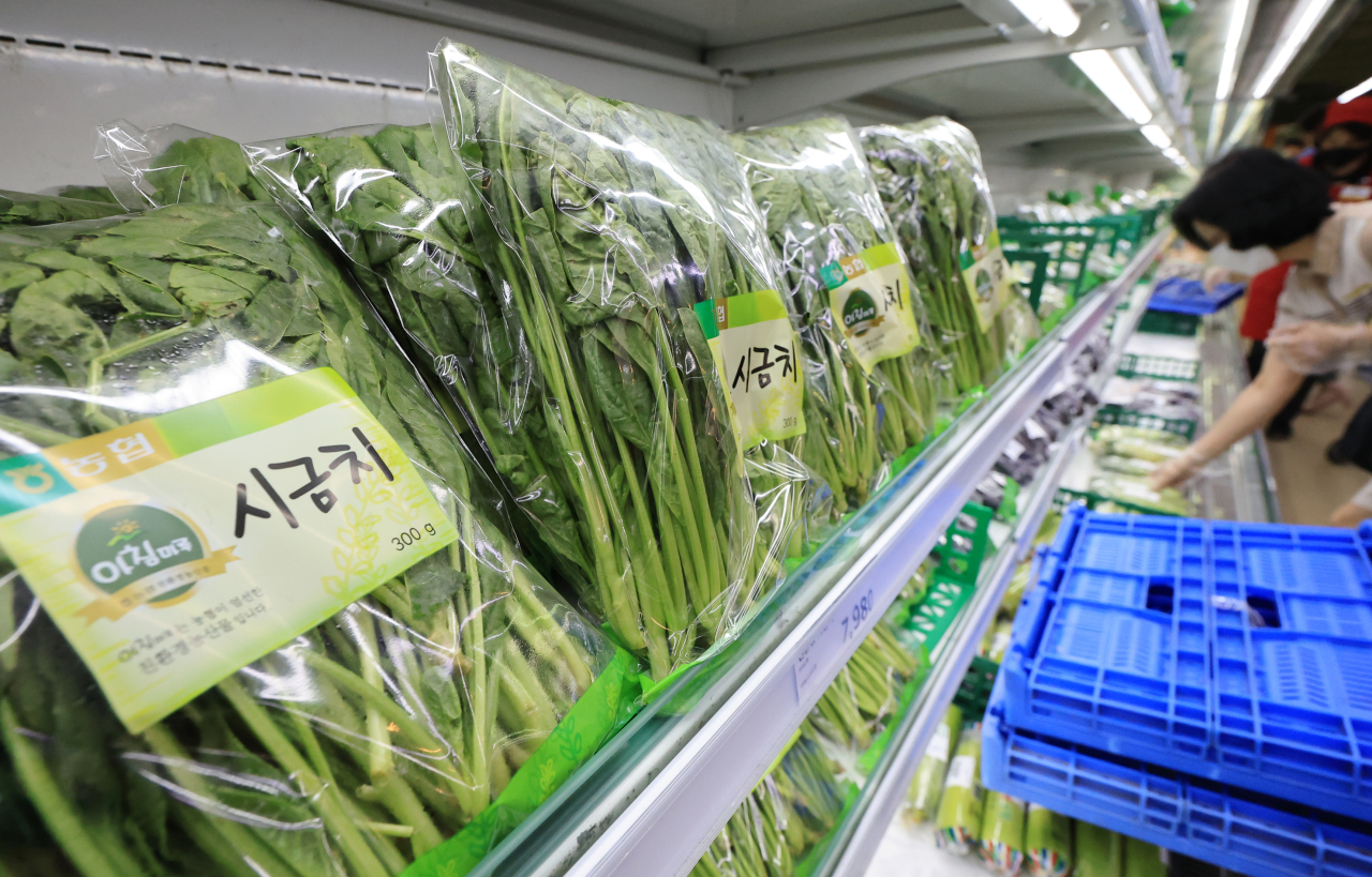 Vegetable products are displayed at a large discount chain in Seoul on Aug. 28. (Yonhap)