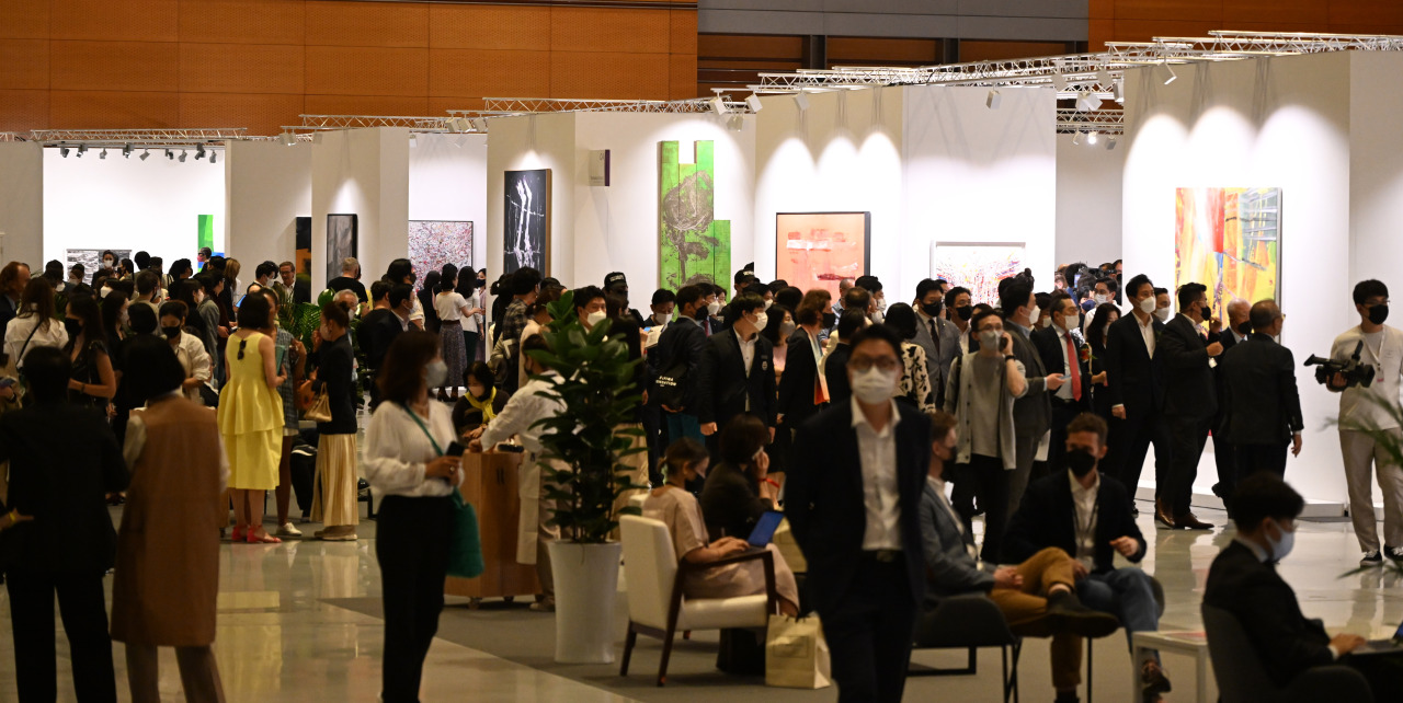 Art lovers visit Frieze Seoul on Friday at Coex in southern Seoul for the VIP opening. (Im Se-jun/The Korea Herald)