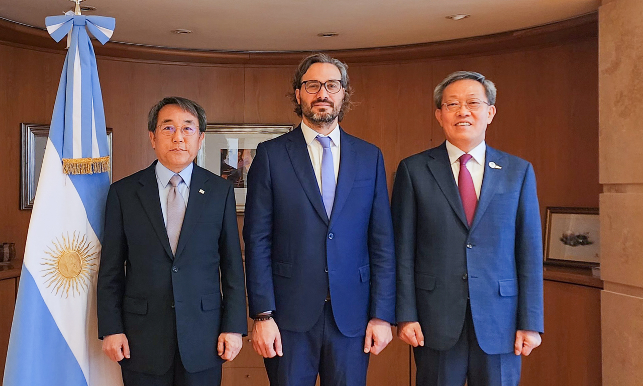 From left: Jang Myung-soo, South Korean Ambassador to Argentina, Santiago Cafiero, the Argentinian Minister of Foreign Affairs, Posco Group’s Representative Director ＆ President Jeong Tak pose for a photo in Argentina on Thursday. (Posco)