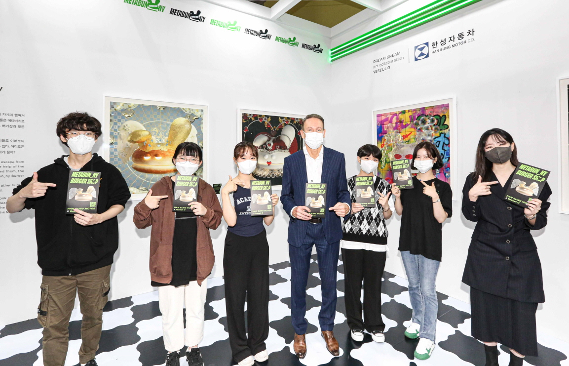 Han Sung Motor CEO Ulf Ausprung (center) poses with mentors and mentees of its art scholarship program Dream Gream at Kiaf Plus in Seoul on Friday. (Han Sung Motor)