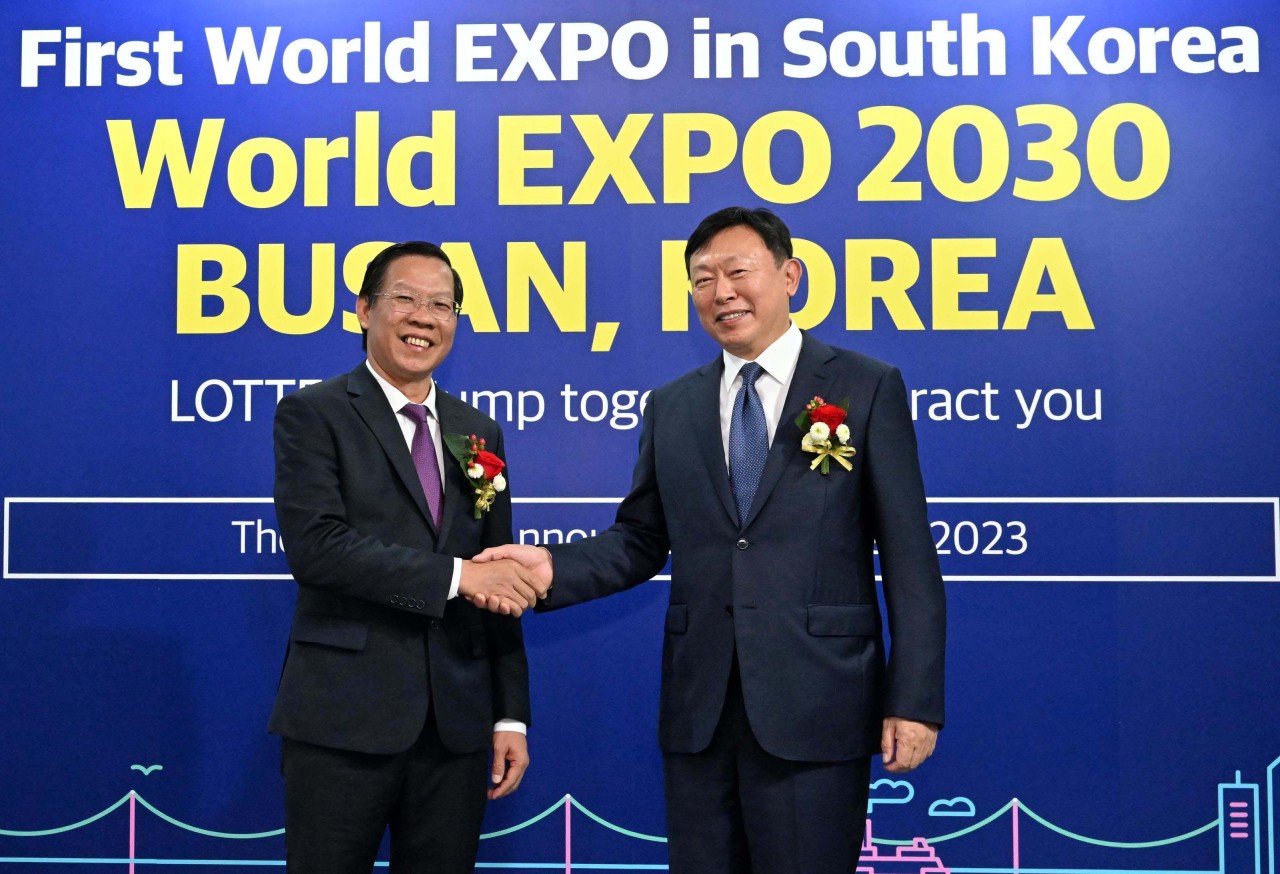 Lotte Group Chairman Shin Dong-bin shakes hands with Phan Van Mai, chairman of Ho Chi Minh People’s Committee, at the groundbreaking ceremony of Thu Tiem Eco Smart City in Ho Chi Minh City, Vietnam, Friday. (Lotte Group)
