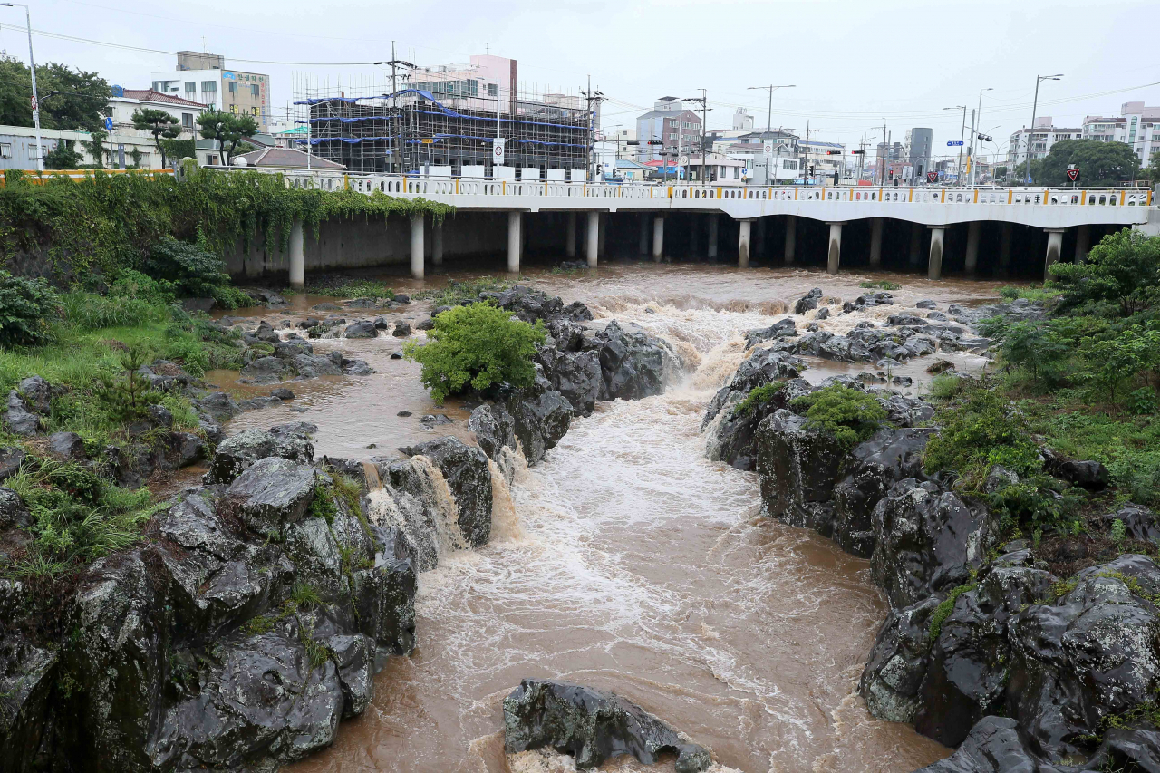 The water level of a stream is high on the southern island of Jeju on Monday, as the country braces for Super Typhoon Hinnamnor. (Yonhap)