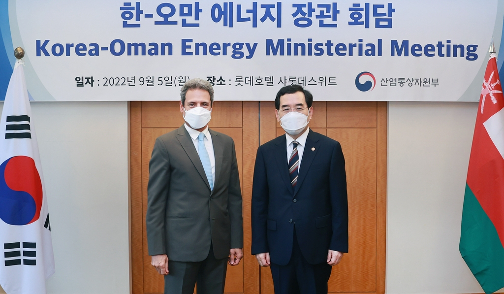 This photo, provided by South Korea's Ministry of Trade, Industry, and Energy, shows Minister Lee Chang-yang (R) posing for a photo with Oman's Minister of Energy and Minerals Salim bin Nasser Al Aufi ahead of their talks in Seoul on Monday. (Ministry of Trade, Industry, and Energy)
