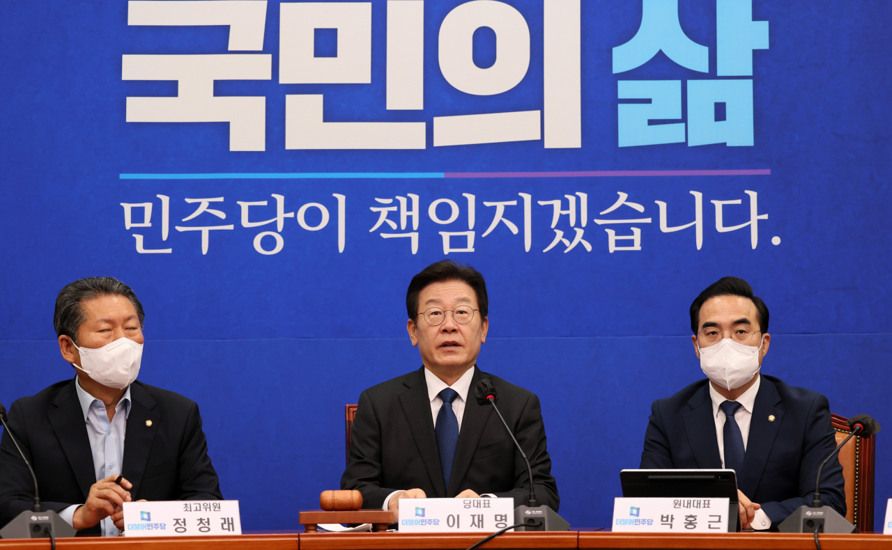 Rep. Lee Jae-myung (C), leader of the main opposition Democratic Party, speaks during a meeting of the party's Supreme Council at the National Assembly on Monday. (Yonhap)