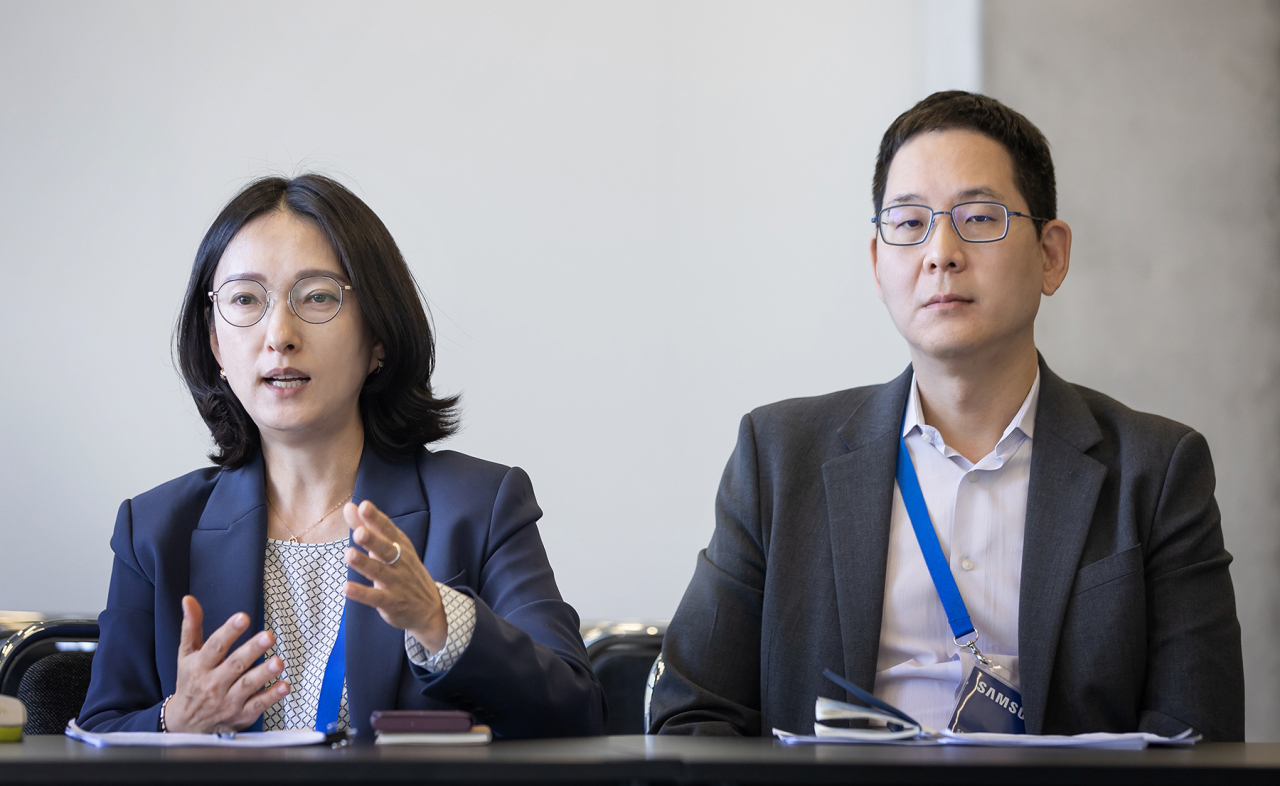Samsung Electronics Senior Vice Presidents Yang Hye-soon (left) and Park Chan-woo speak at a press briefing held in Germany Saturday on the sidelines of IFA 2022. (Samsung Electronics)