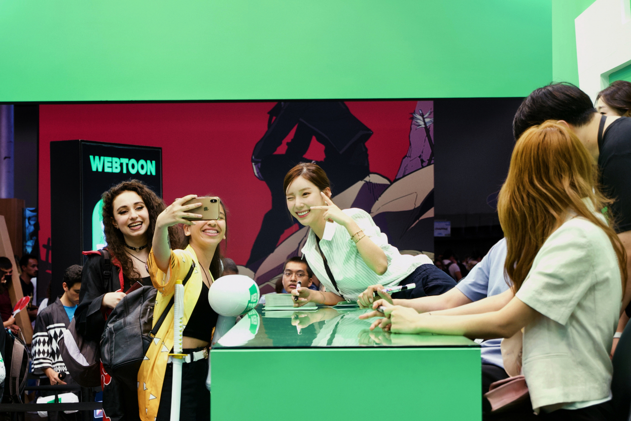 Korean Webtoon “True Beauty” author Yaongyi (third from left) poses for a selfie with fans at Amazing Festival in Paris in July. (Naver Webtoon)