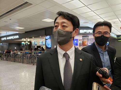 Trade Minister Ahn Duk-geun speaks to reporters after arriving in Washington on Monday. (Yonhap)