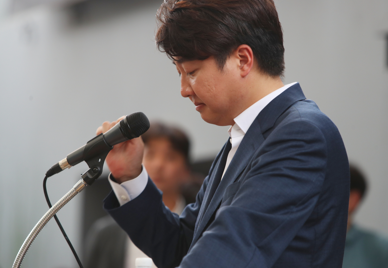 Former People Power Party Chairman Lee Jun-seok speaks to people and party members in an event in the southern city of Daegu last Sunday. (Yonhap)