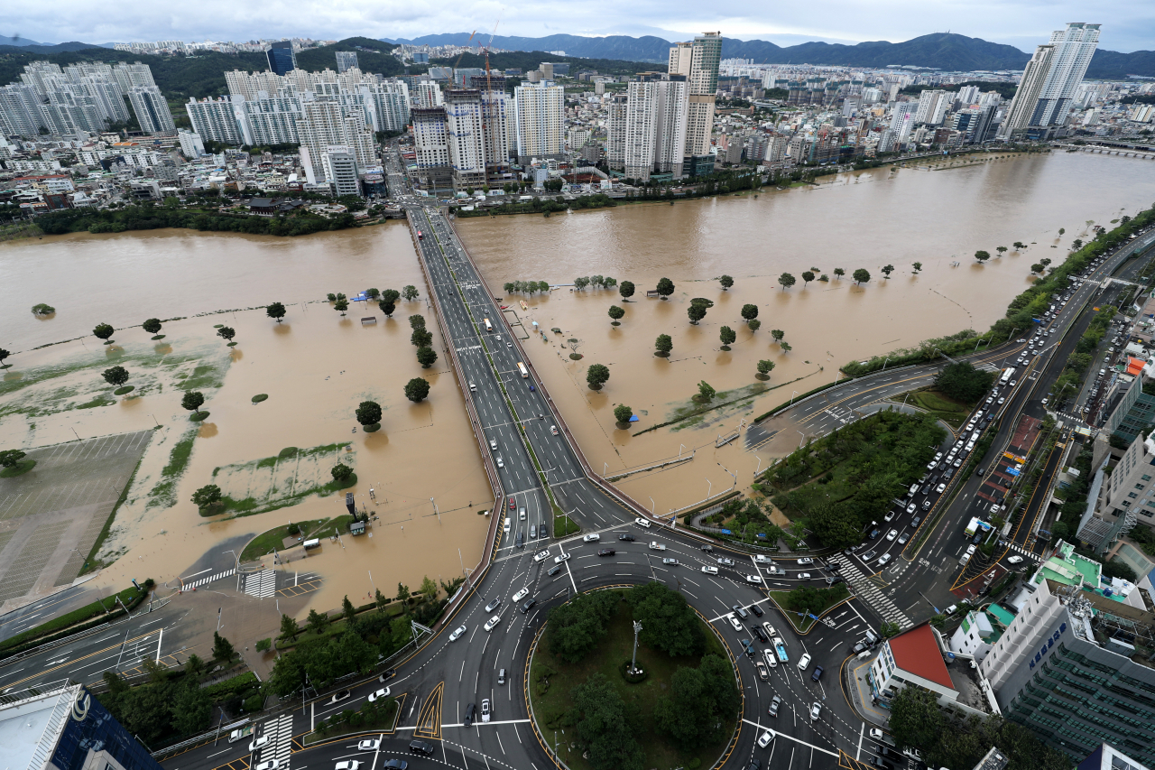 Taehwa riverside park and roads are submerged Tuesday morning in Ulsan, an industrial powerhouse in southeastern Korea, after Typhoon Hinnamnor moved off the city into the East sea. (Yonhap)