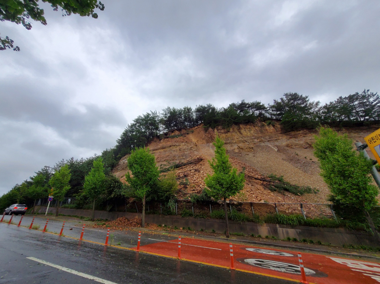 Exposed earth is seen on a hillside Tuesday morning in Pohang, North Gyeongsang Province, after a typhoon-induced landslide swept trees away, causing the evacuation of nearby residents. (Yonhap)
