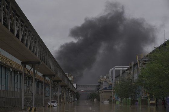 Posco’s Pohang steel plant surrounded by dark smoke. (Gyeongbuk Fire Service Headquarters)
