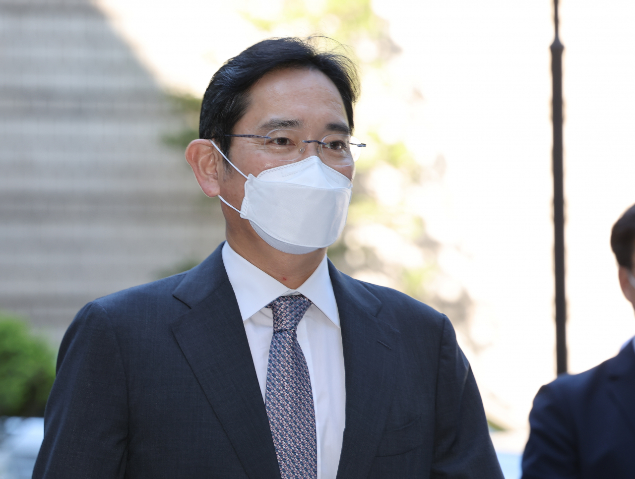 Samsung Electronics Vice Chairman Lee Jae-yong is seen attending a court trial at the Seoul Central District Court over an alleged involvement in a controversial merger of key Samsung affiliates on Friday. (Yonhap)