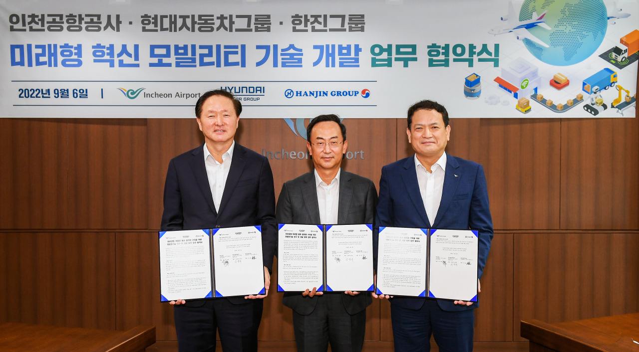 From left: Korean Air President and co-CEO Woo Kee-hong, Hyundai Motor President Kim Geol and IIAC President Kim Kyung-wook pose for a photo during the memorandum of understanding signing ceremony. (Hyundai Motor)
