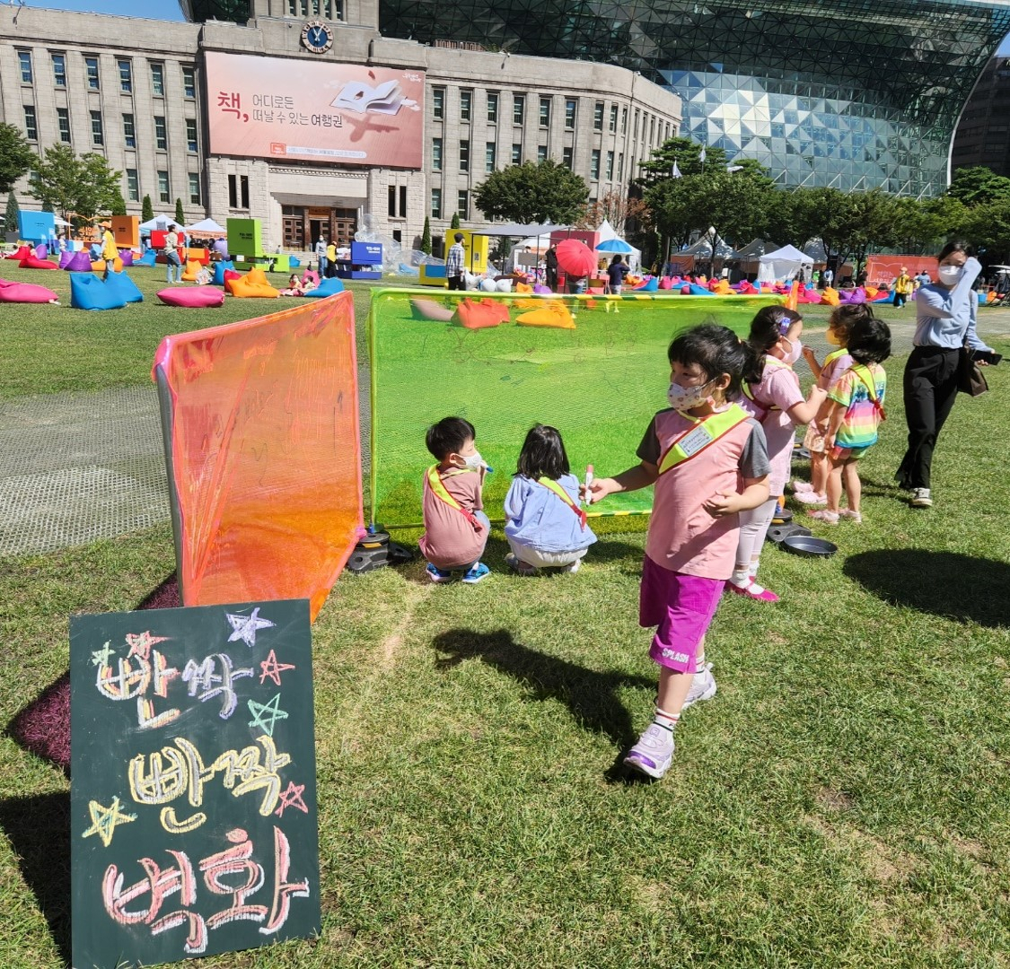 Children play with colorful drawing boards. (Choi Jae-hee / The Korea Herald)