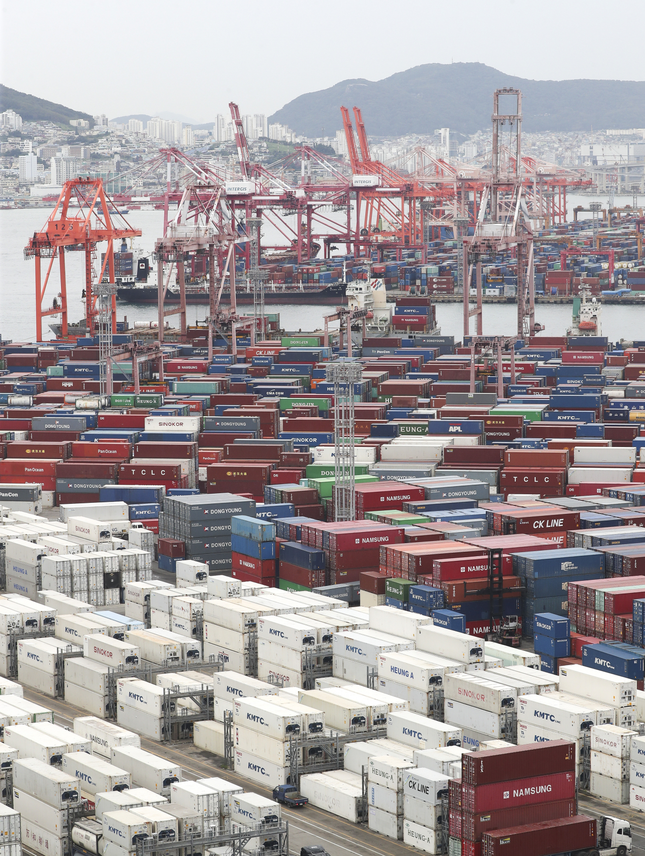 Inbound containers are stacked up at Gamman Quay in Busan last Thursday. South Korea posted a trade deficit of $9.47 billion in August, the largest amount to date, on soaring global energy prices, with its exports and imports coming in at $56.67 billion and $66.15 billion, respectively. (Yonhap)